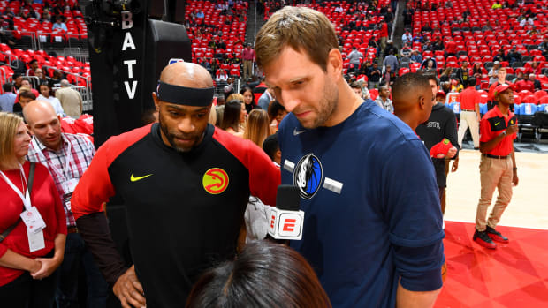 dirk_nowitzki_vince_carter_hawks_mavericks_.jpg